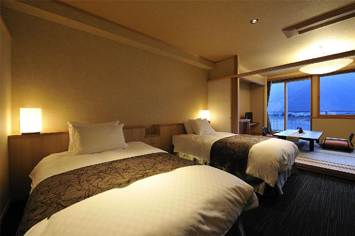 Seiryutei Japanese and Western-style room: 10 jo (15.47 m2) + twin bed, capacity: 4 people, non-smoking