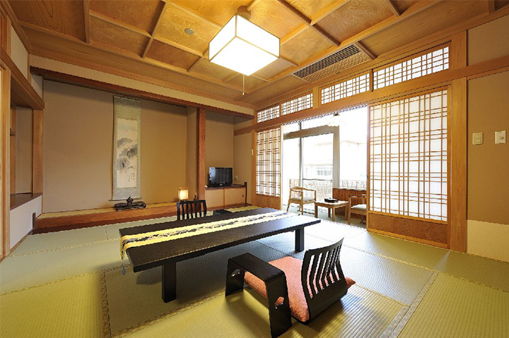 Main building Japanese-style room (e.g.): 12.5 jo tatami mats (19.34 m2), capacity: 6 people